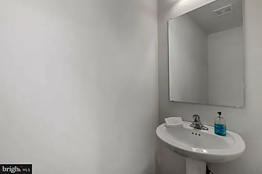 131 Edgewater Ct Photo 2