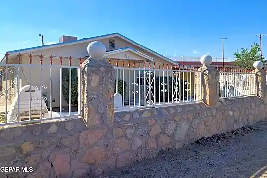 227 Galvan Pl Photo 2