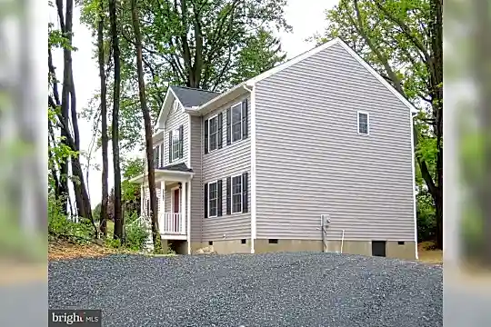 2347 Middle Rd Photo 1