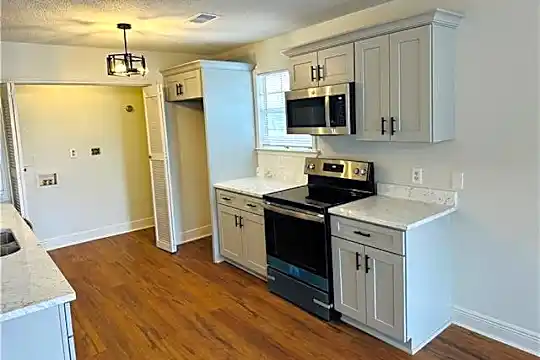 305 Houma Blvd Photo 2