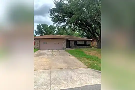 204 Town N Dr Photo 2