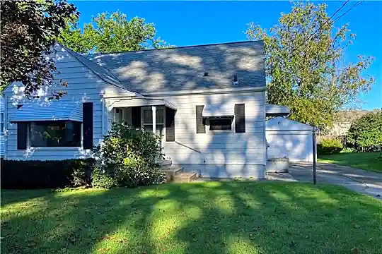 2229 9th St Photo 1