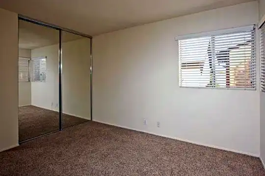 355 Pine Ave Photo 2
