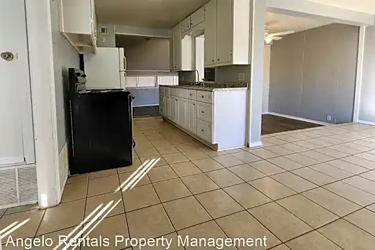1101 Clairmont St Photo 2