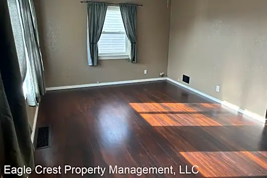 1719 Evergreen St Photo 2