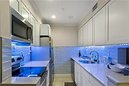 1005 Colony Dr Photo 1