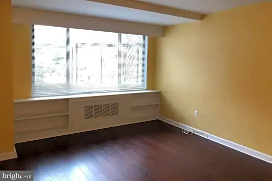 1121 Arlington Blvd #204 Photo 2