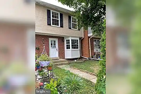 3413 Castle Hill Dr Photo 2