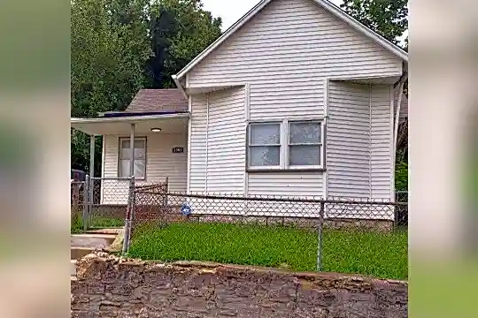 3305 E 19th St Photo 1