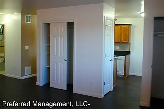 1304 Diamond Ave Photo 2