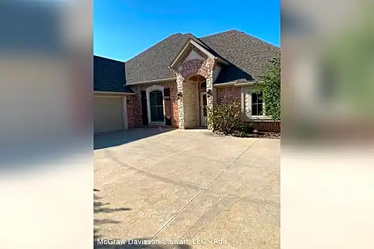 900 Cypress Dr Photo 1