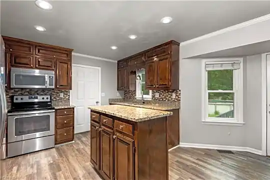 2315 Cross St Photo 2