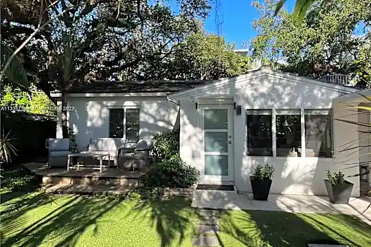 701 SW 9th Ave Photo 2