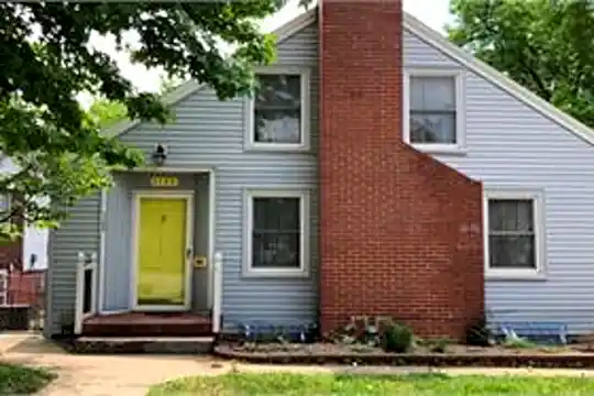 1123 W Truman Rd Photo 1
