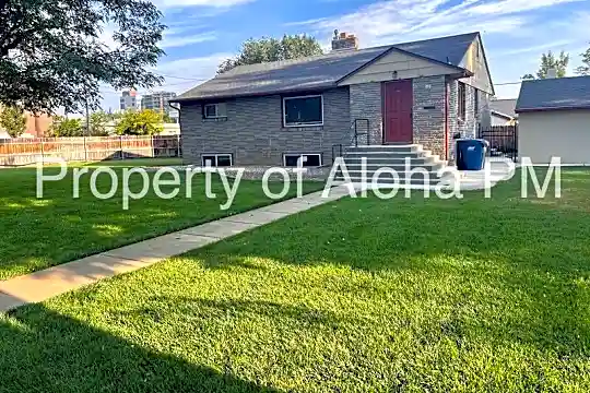 900 W. Belmont St Photo 1