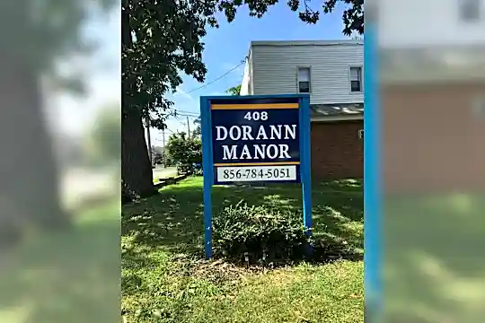 Dorann Manor Photo 2