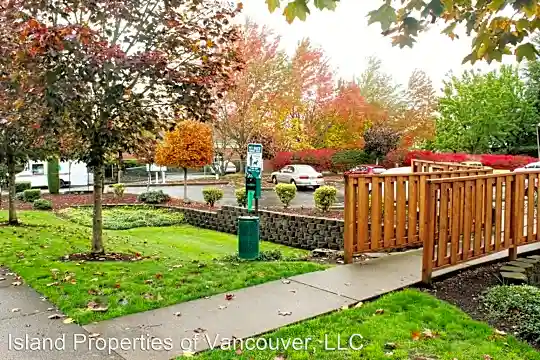 1020 SE Park Crest Ave Photo 2