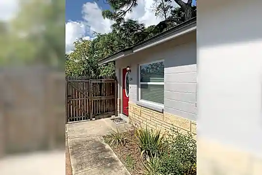 134 NE Madison Cir N Photo 2