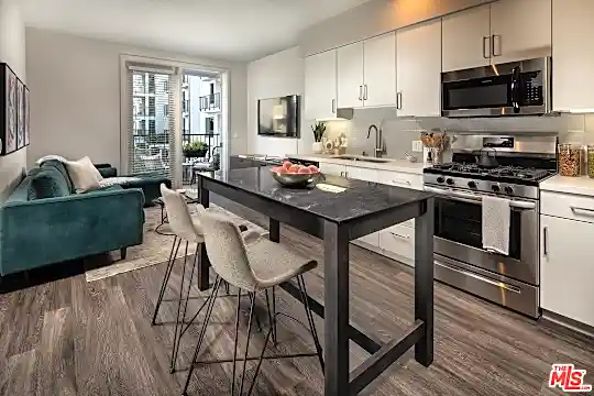 687 S Hobart Blvd #303 Photo 2