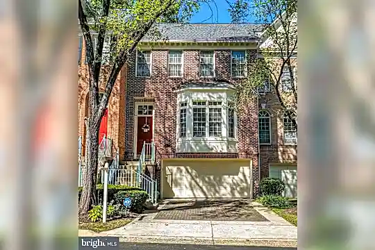 150 Rees Pl Photo 1
