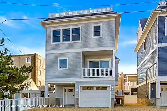 121 Dewey Dr Photo 1