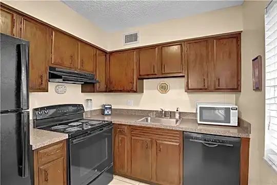 1441 Ocean Dr #103 Photo 2