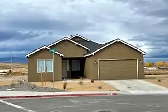 762 Garnet Way Photo 2