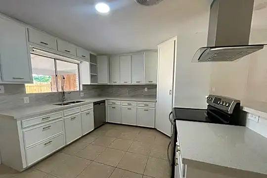 806 V-W Ave Photo 1