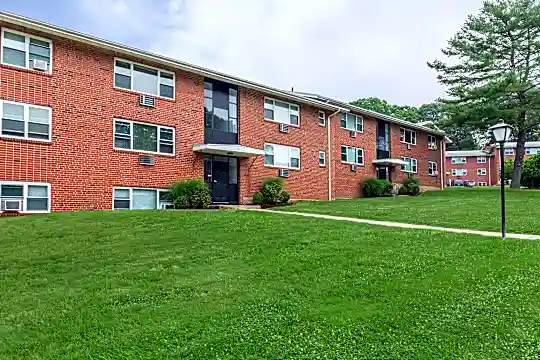 view of property featuring an expansive lawn