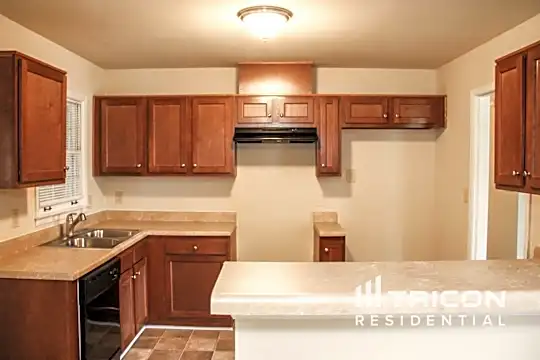 348 Dan Place SE Photo 2