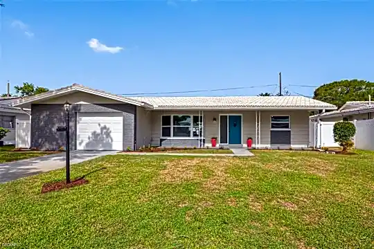 2320 Surrey Ln Photo 1