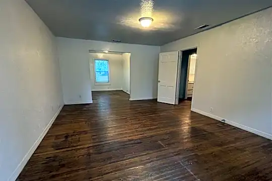 605 Bernard St Photo 2
