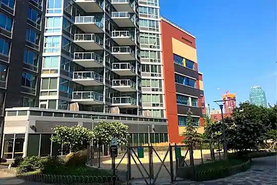 4615 Center Blvd Photo 1