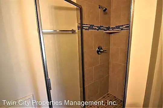 617 W Ridge Dr Photo 2