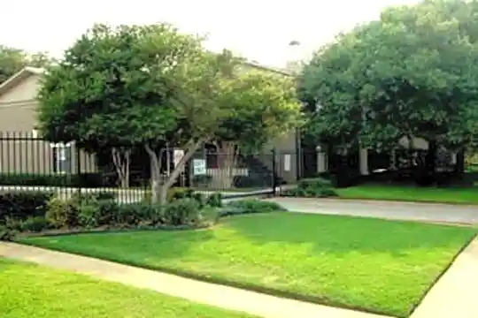 Amherst Oaks Photo 2