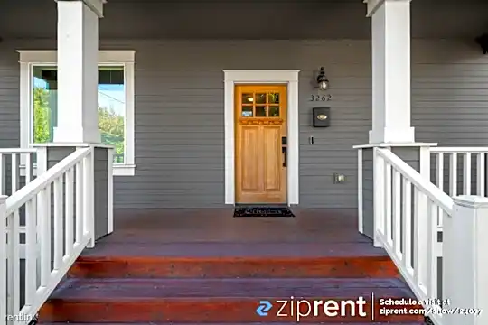 3262 NE Rosa Parks Way Photo 2