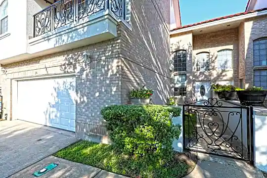 7521 Country Club Dr Photo 2