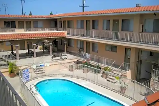 Valencia Apartments Photo 2