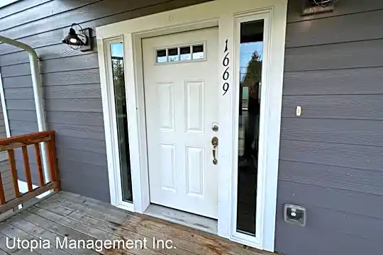 1669 Bayview Ave Photo 2