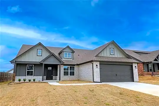 1423 E Roanoke Pl Photo 2