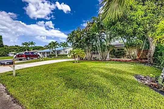 2555 Venice Dr Photo 2