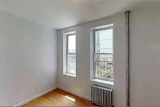 932 Seneca Ave Photo 2