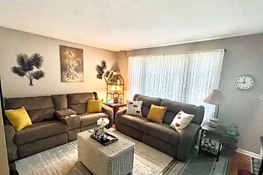 127 Maple St Photo 2
