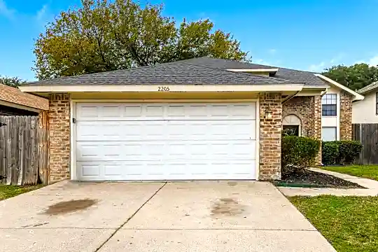 2205 Gladstone Dr Photo 1