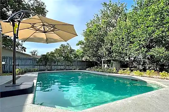 543 Cir Dr E Photo 2
