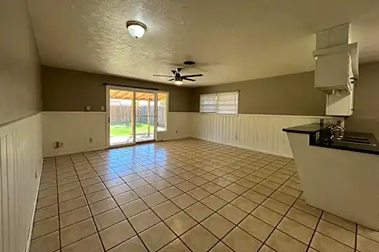 5413 32nd St Photo 2