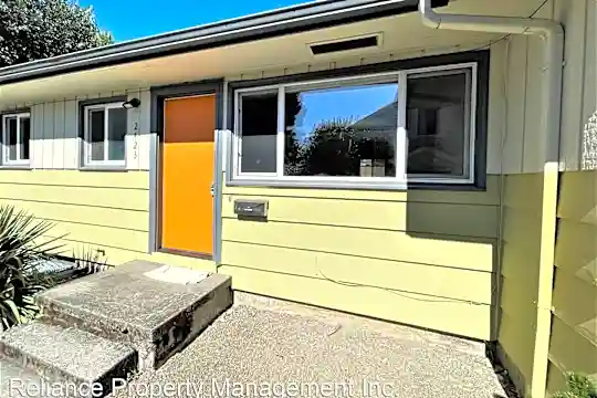 2421-2425 SE 52nd Ave. Photo 1