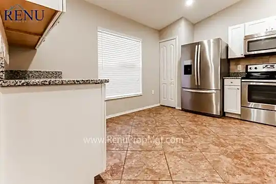 1758 Kingsmill Dr Photo 2
