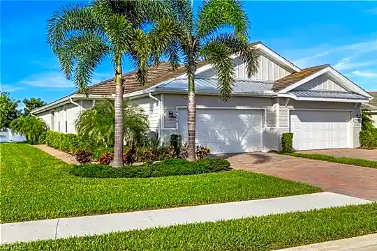 14644 Edgewater Cir Photo 1