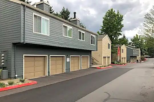 Golf Greek Apartments Photo 1